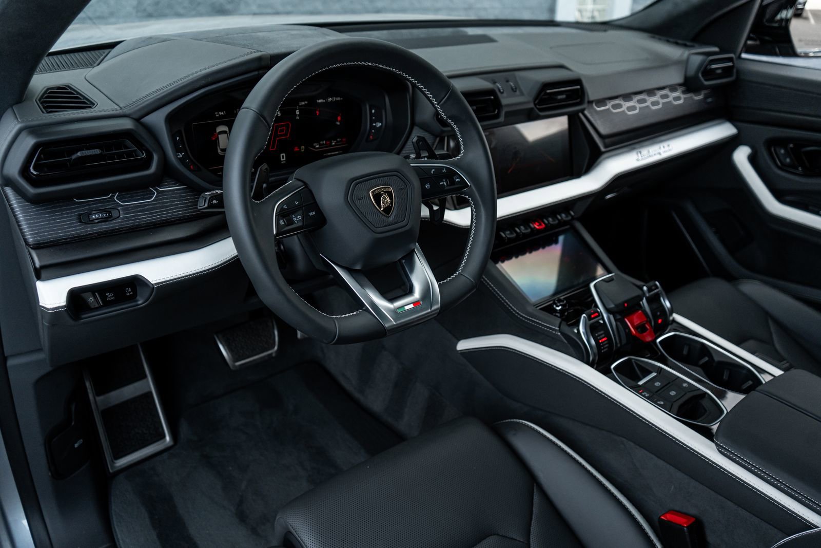Used 2025 Lamborghini Urus SE AWD/4WD image 31