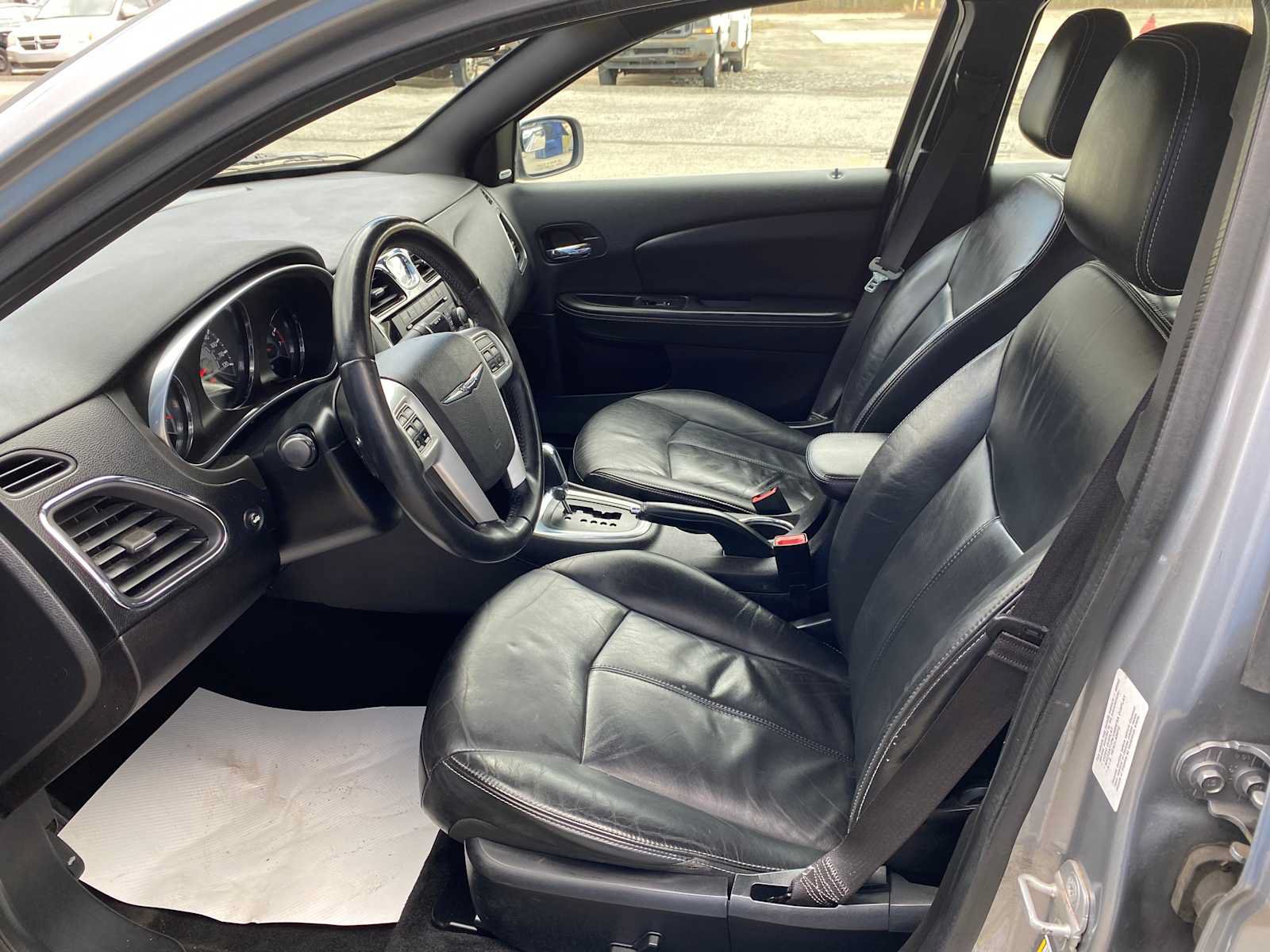 Used 2013 Chrysler 200 Limited FWD image 10