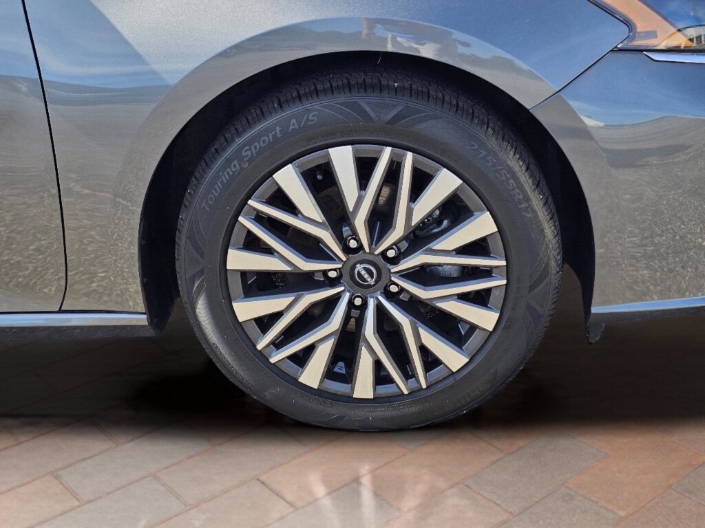 Used 2024 Nissan Altima 2.5 SV image 6