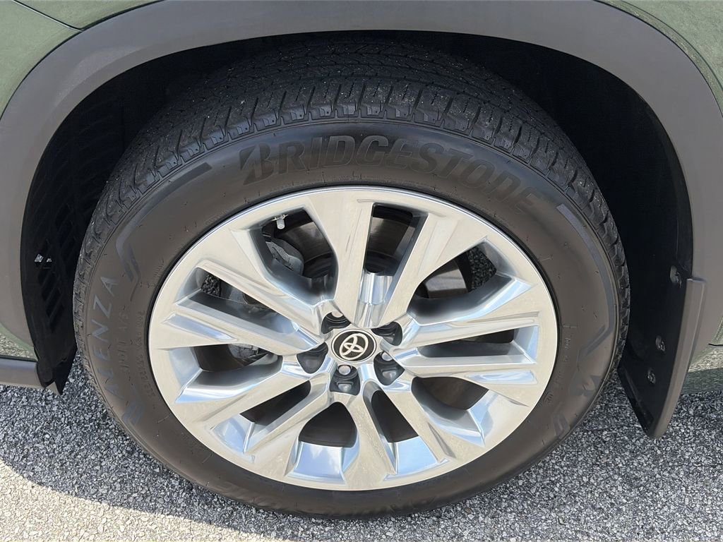 Used 2024 Toyota Highlander Limited FWD image 13