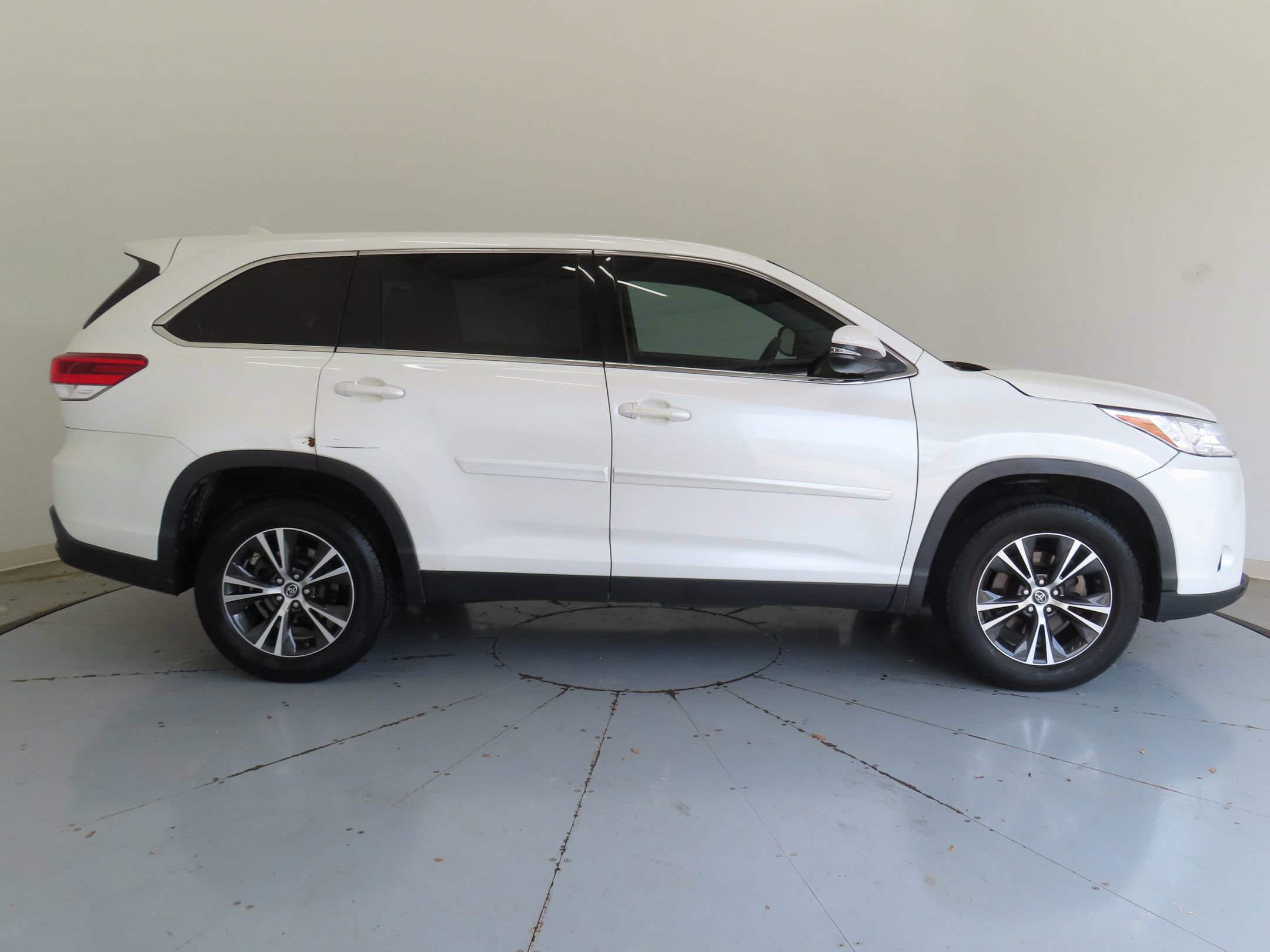 Used 2019 Toyota Highlander Plus FWD image 2