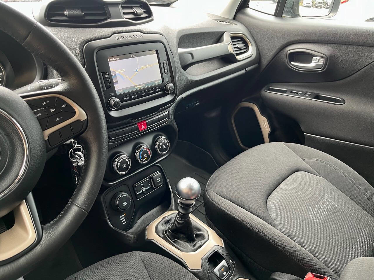 Used 2015 Jeep Renegade Latitude image 31