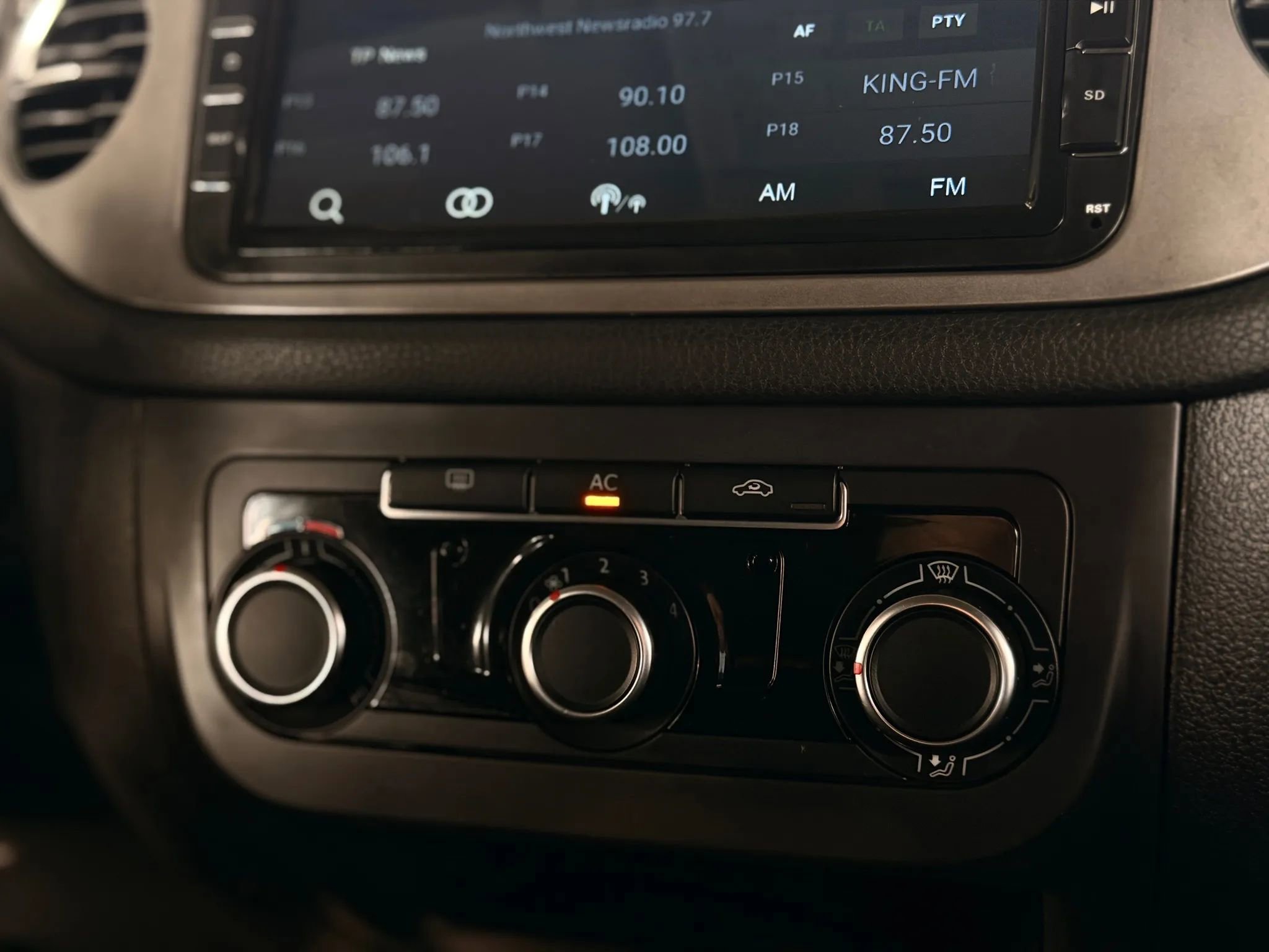 Used 2011 Volkswagen Tiguan S image 40