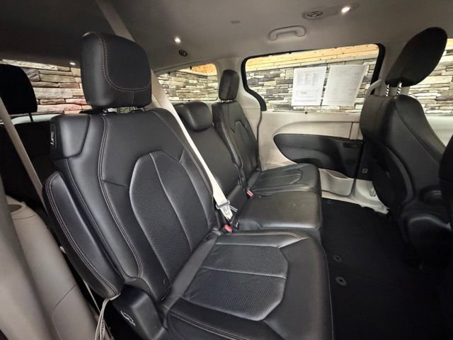 Used 2018 Chrysler Pacifica Touring-L FWD image 35