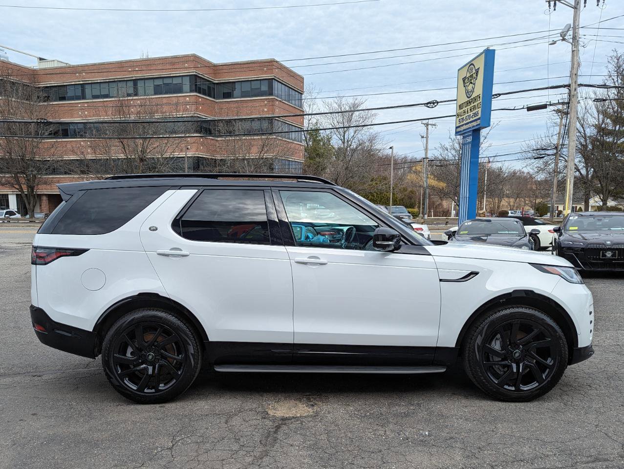 Used 2023 Land Rover Discovery S R-Dynamic image 6