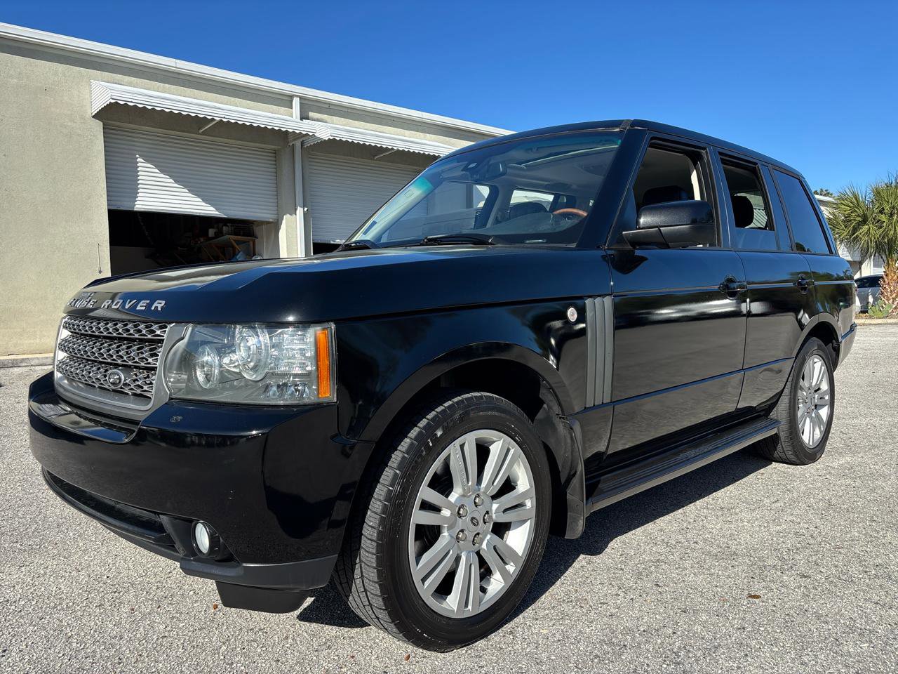 Used 2010 Land Rover Range Rover HSE image 2