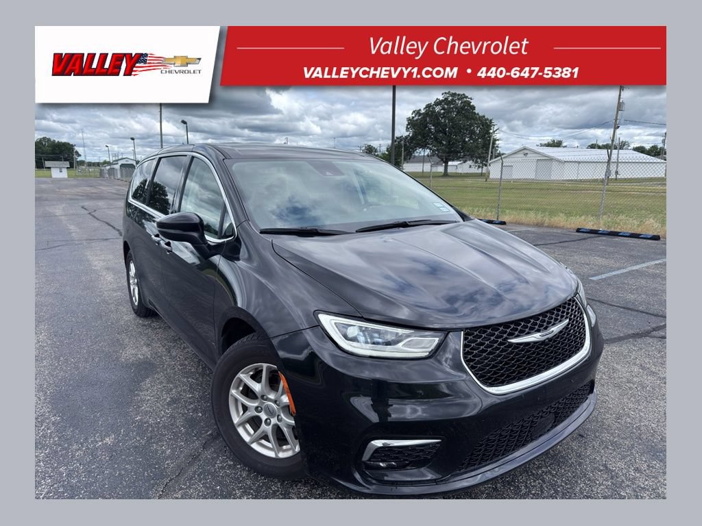 Used 2023 Chrysler Pacifica Touring-L FWD image 1