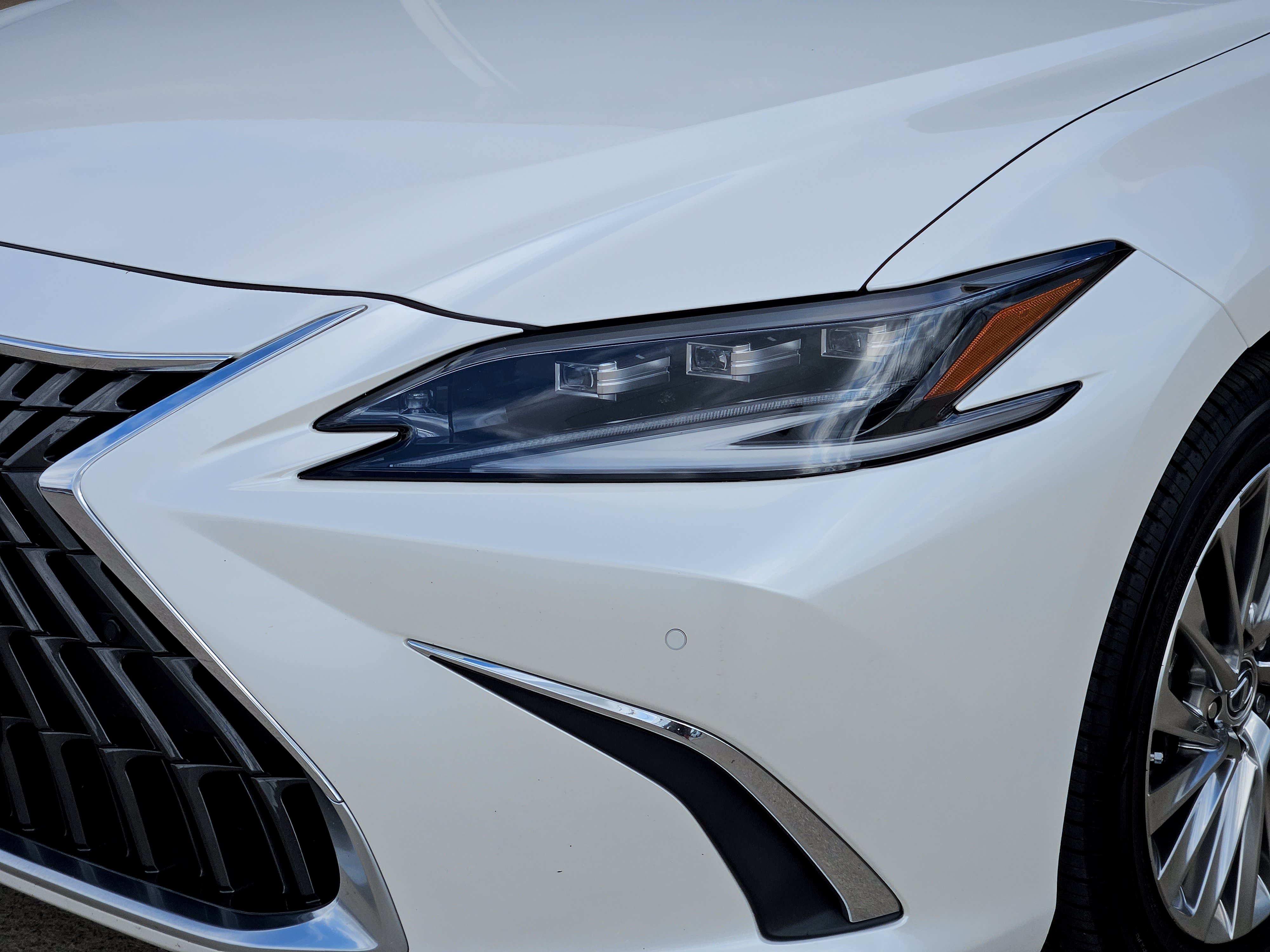 Used 2023 Lexus ES 300h Ultra Luxury w/ Accessory Package (Z2) FWD image 11