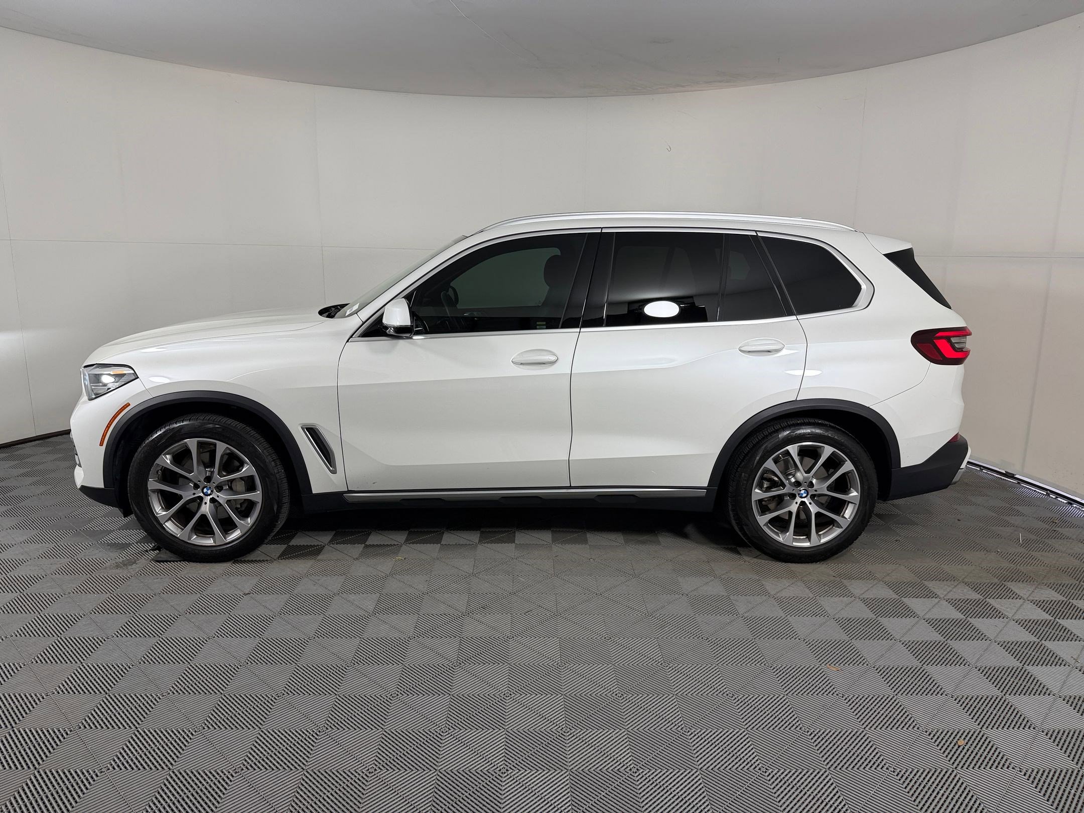 Used 2023 BMW X5 sDrive40i RWD image 2