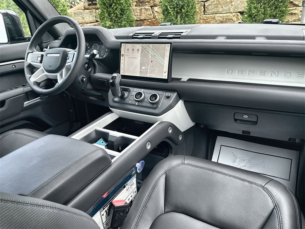Used 2025 Land Rover Defender 130 X-Dynamic SE image 14