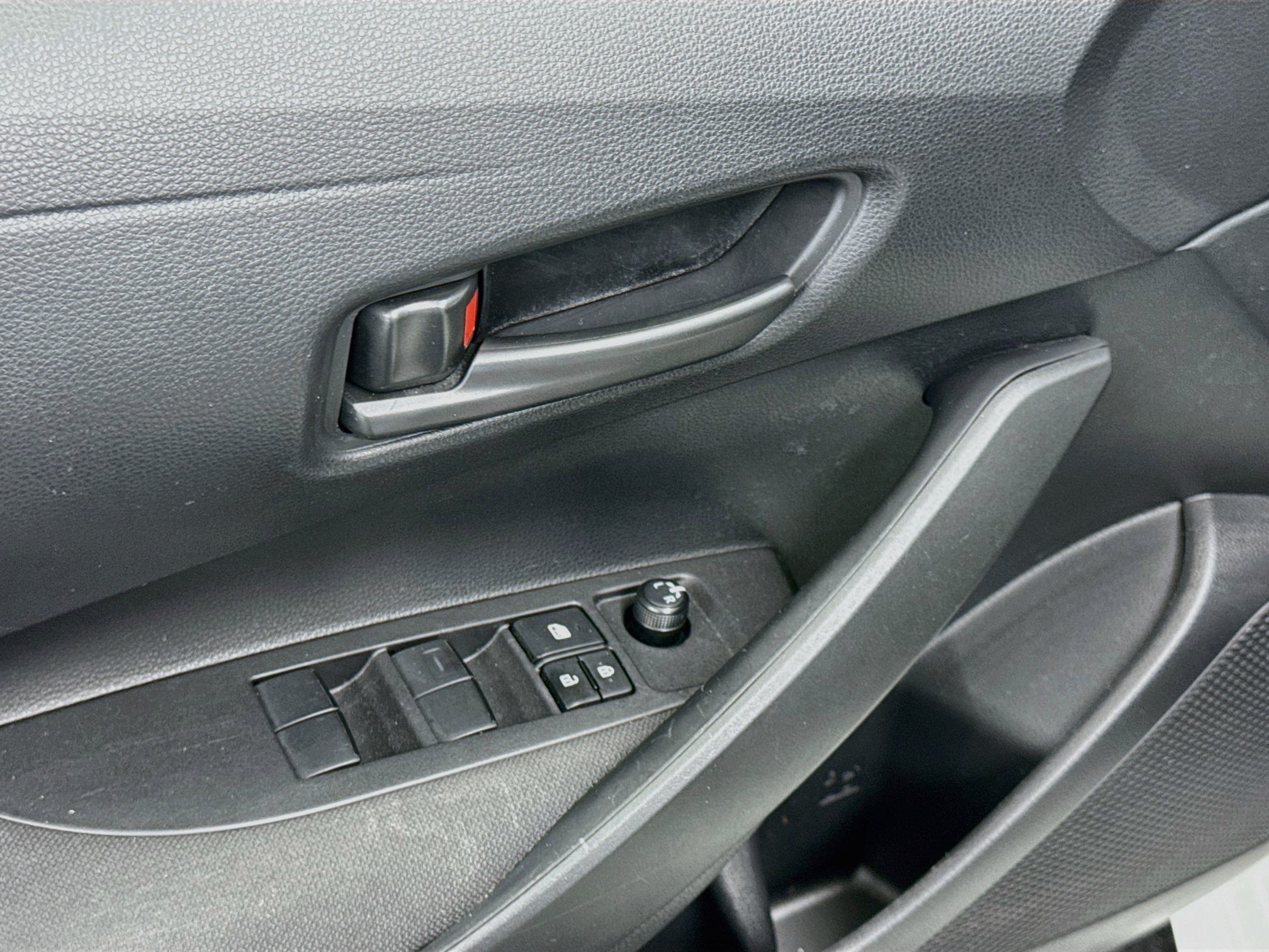 Used 2025 Toyota Corolla LE FWD image 15