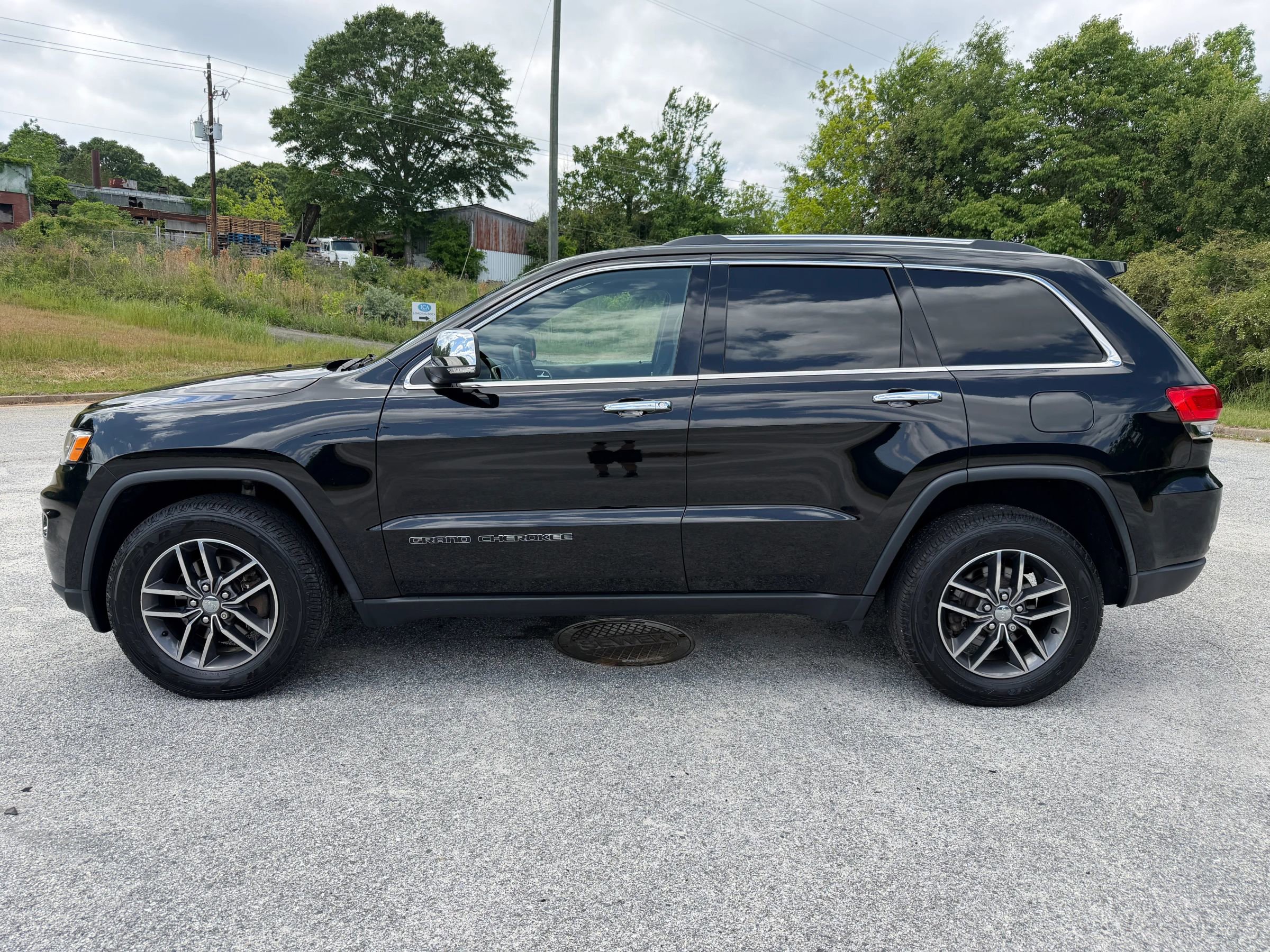 Used 2017 Jeep Grand Cherokee Limited AWD/4WD image 2
