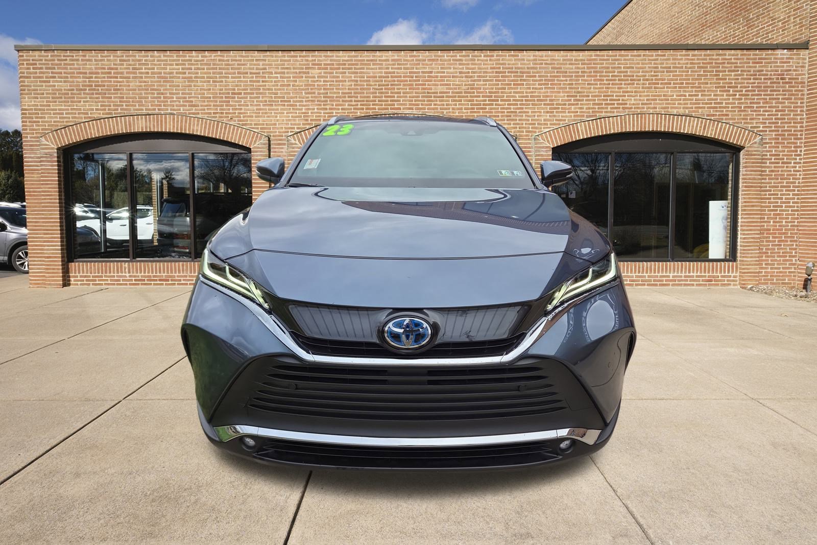 Used 2023 Toyota Venza XLE image 9