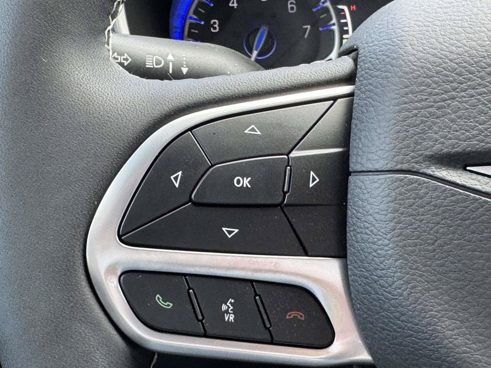 Used 2027 Chrysler Pacifica Select w/ Family Tech Group FWD image 21