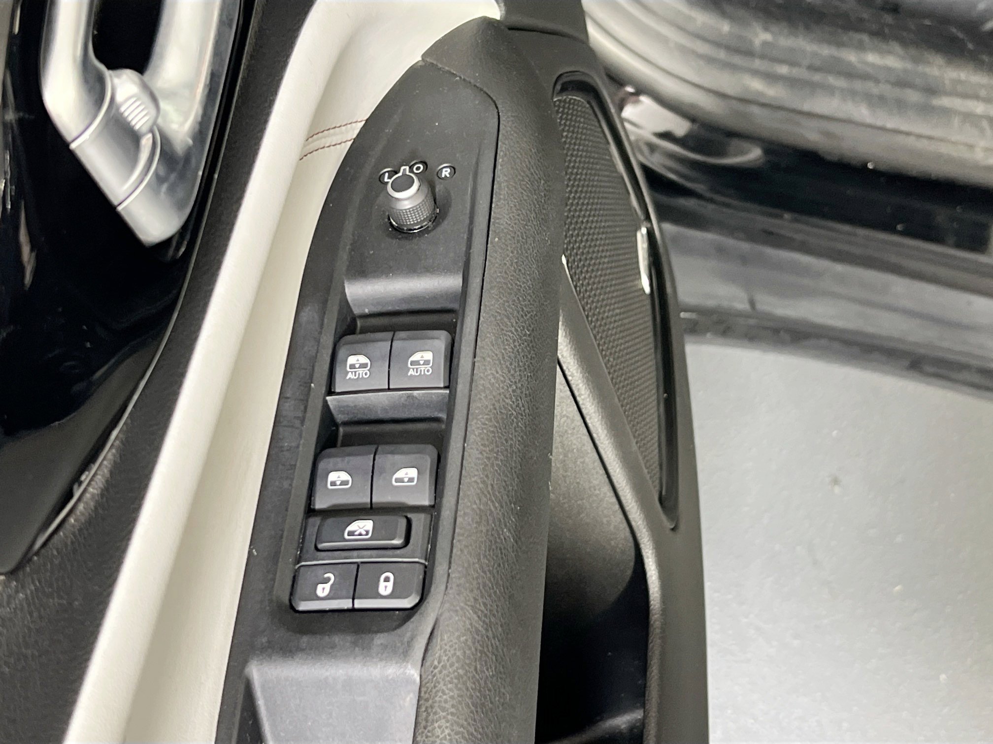 Used 2022 Jeep Compass Limited w/ Sun and Sound Group AWD/4WD image 17