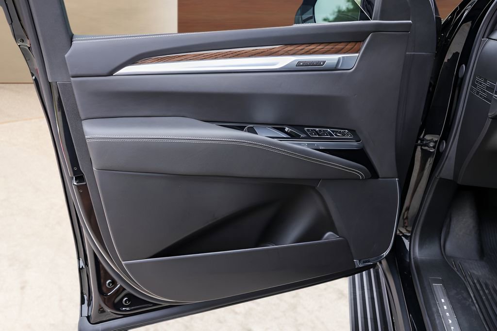 Certified 2025 Cadillac Escalade Sport Platinum w/ LPO, ONYX Package AWD/4WD image 23