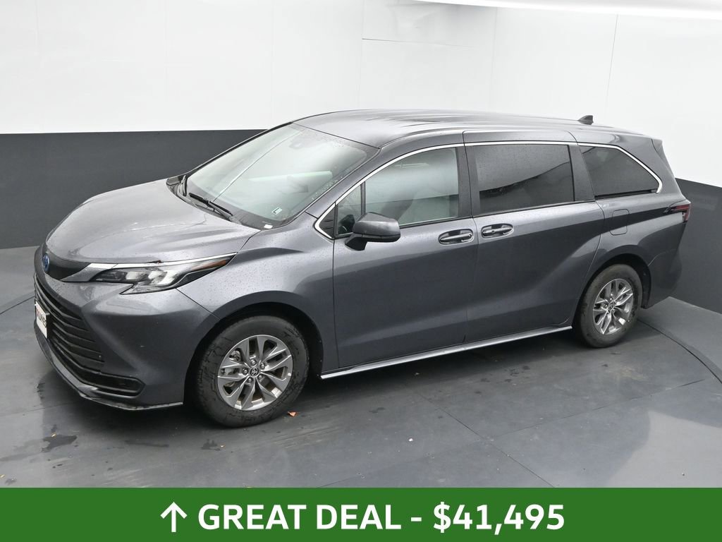 Used 2025 Toyota Sienna LE image 36