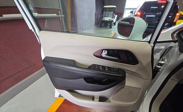 Used 2017 Chrysler Pacifica Limited w/ Tire & Wheel Group FWD image 18