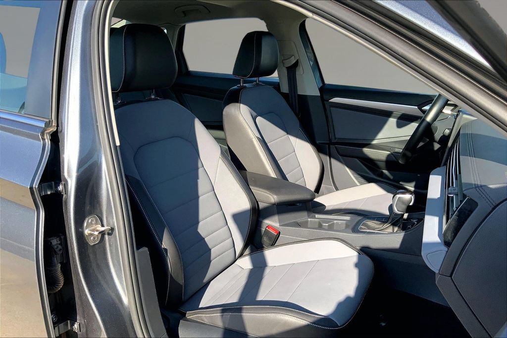 Certified 2025 Volkswagen Jetta SE FWD image 7