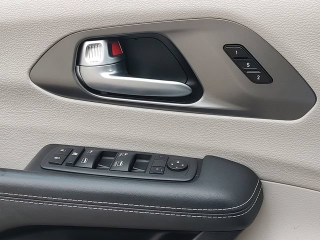 Certified 2024 Chrysler Pacifica Touring-L FWD image 24