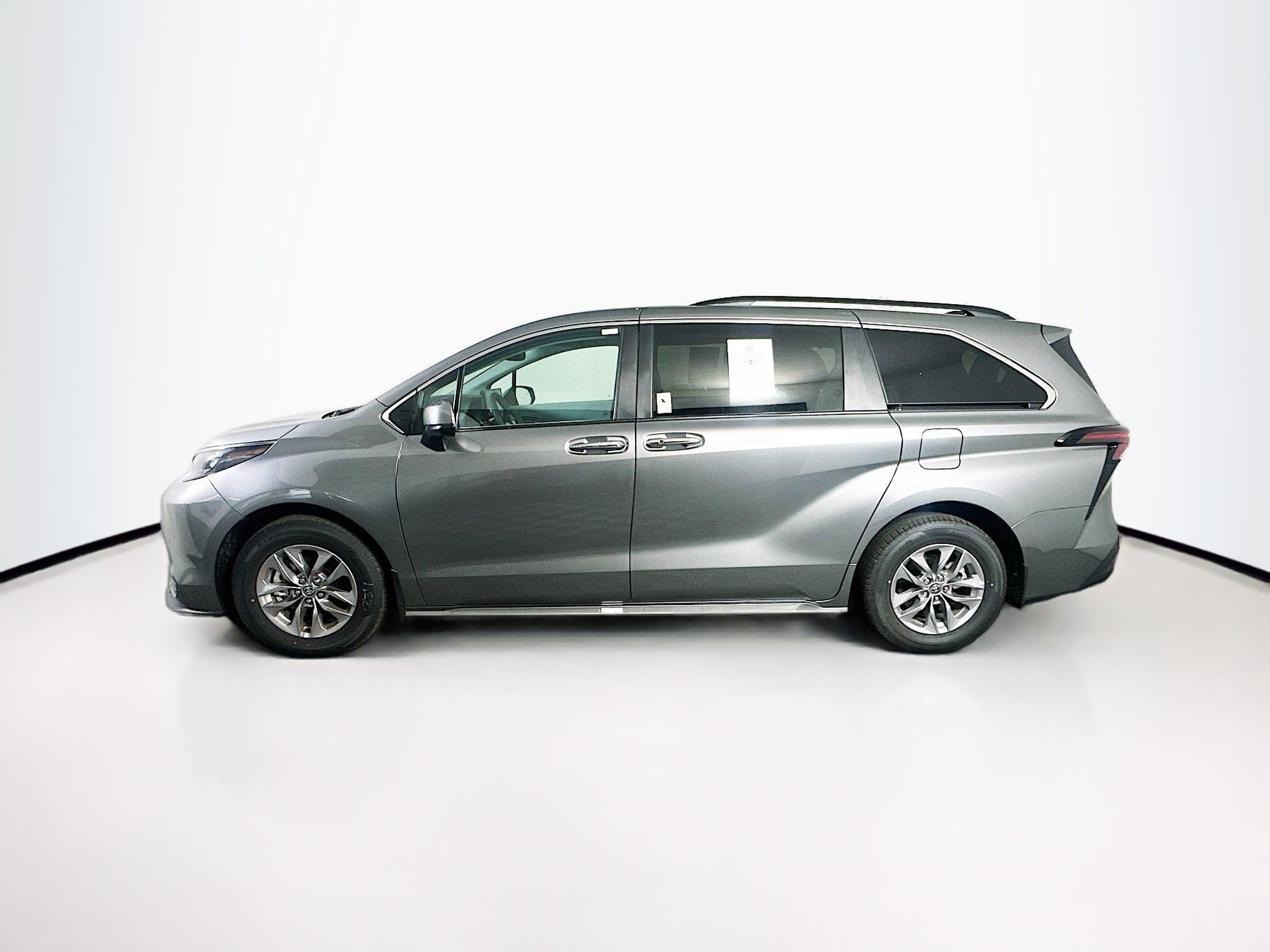 Used 2026 Toyota Sienna XLE FWD image 4