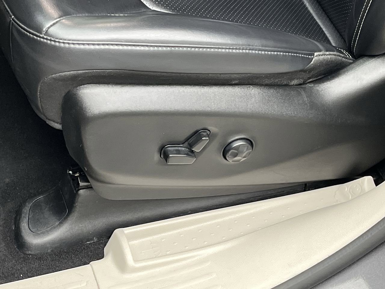 Used 2023 Chrysler Pacifica Touring-L FWD image 9