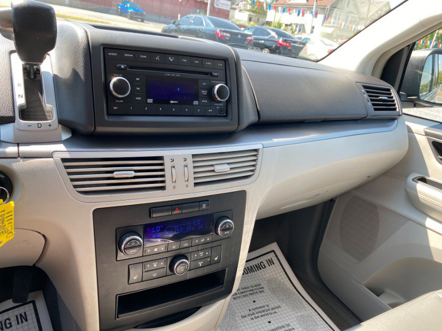 Used 2009 Volkswagen Routan SEL image 17