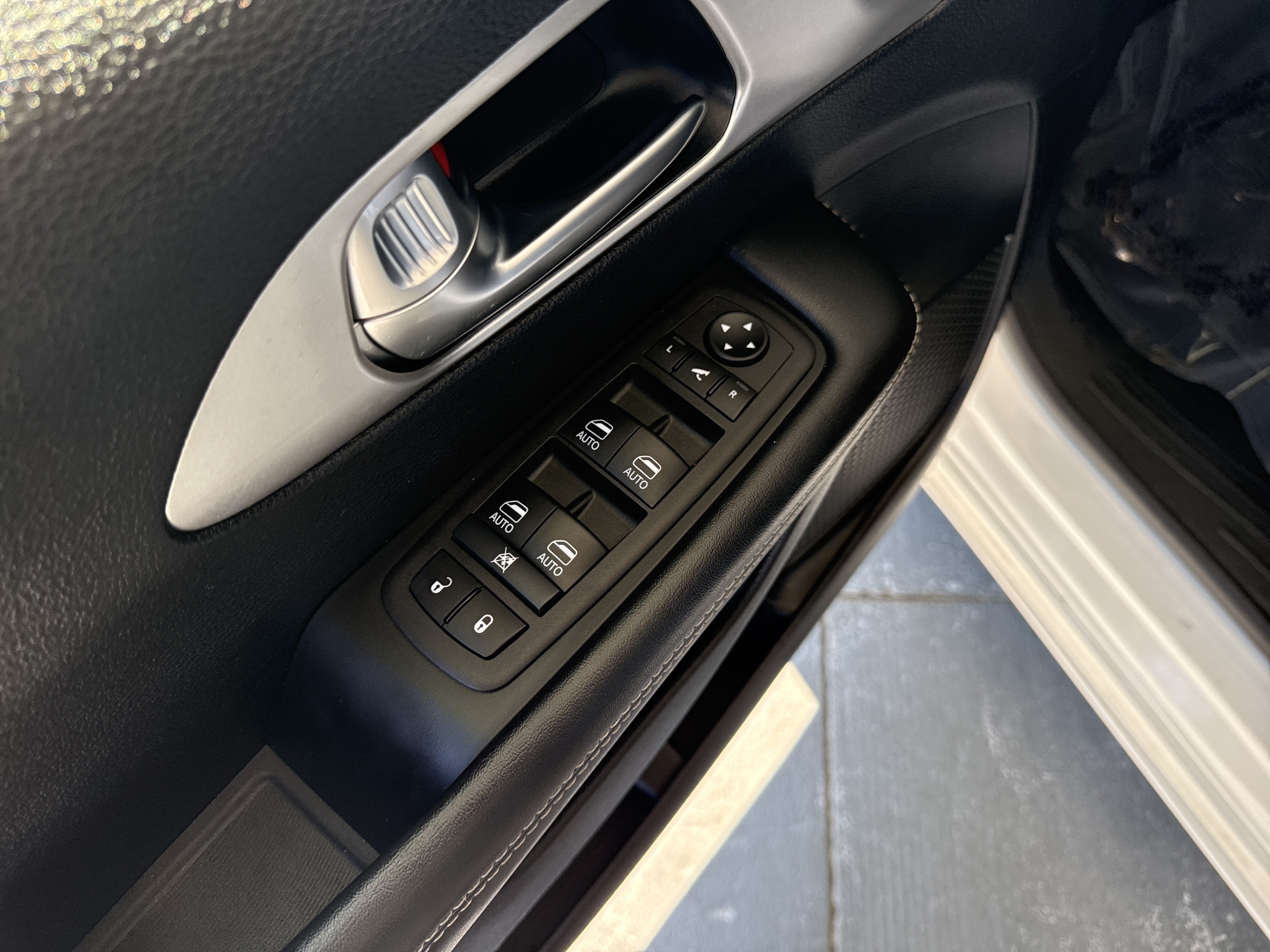 Used 2025 Chrysler Pacifica Limited FWD image 14