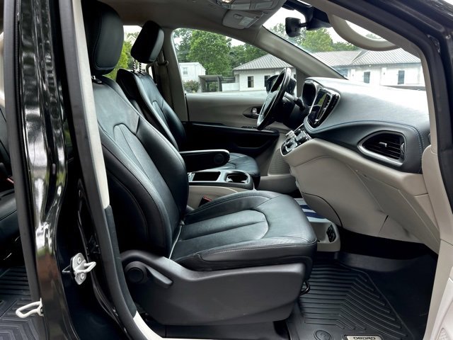 Used 2021 Chrysler Pacifica Touring-L image 26