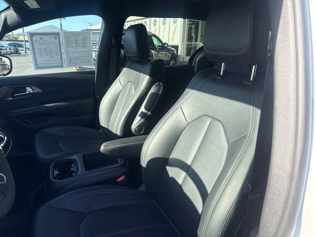 Used 2026 Chrysler Pacifica Select FWD image 14