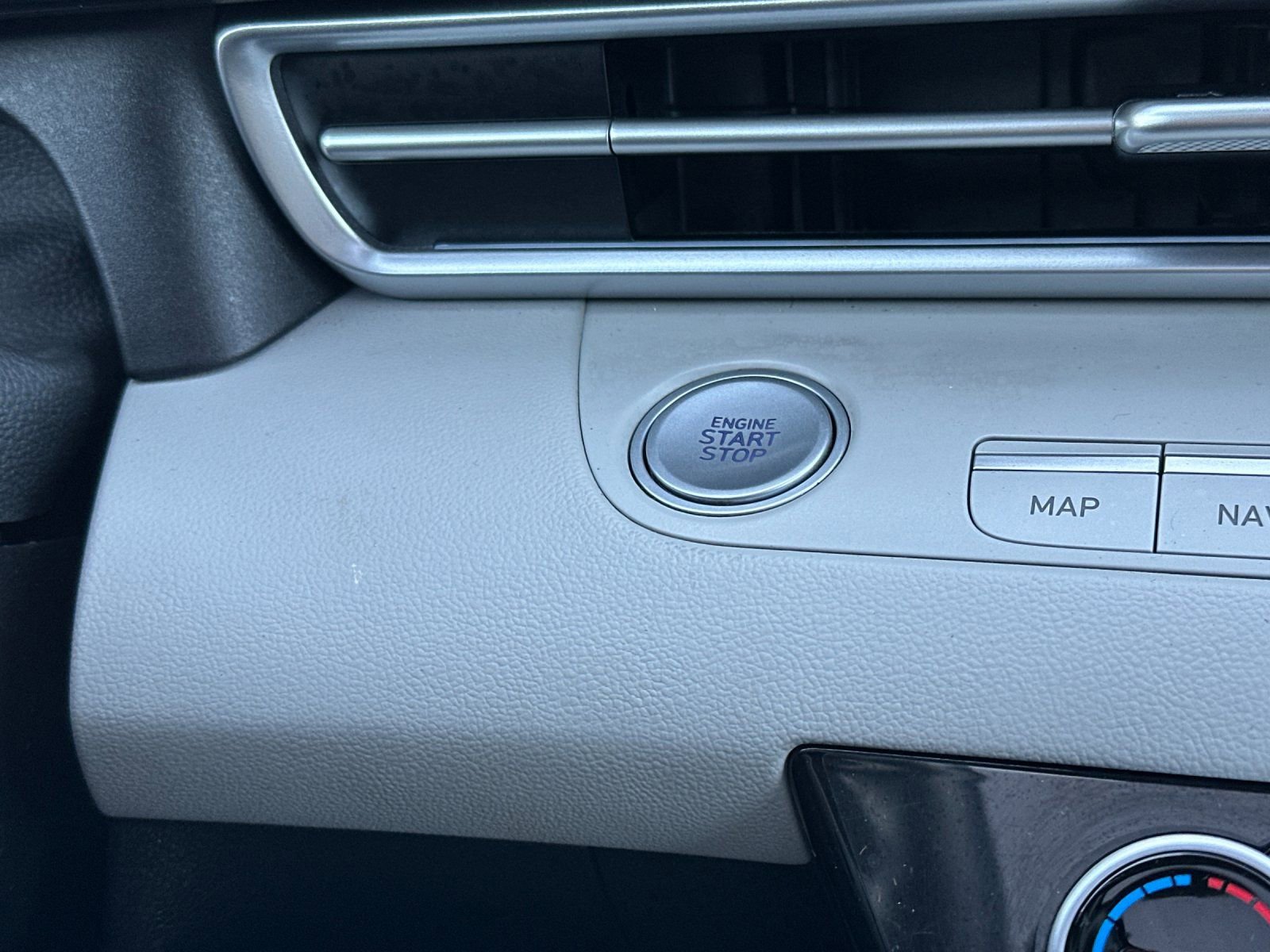 Used 2023 Hyundai Elantra Limited image 22