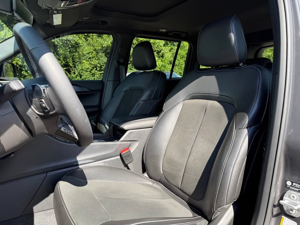 Used 2025 Jeep Grand Cherokee 4WD image 8