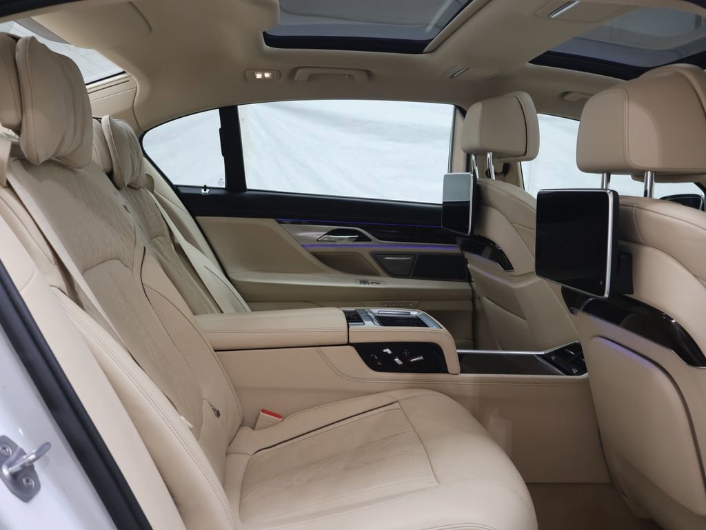Used 2016 BMW 750i xDrive image 13
