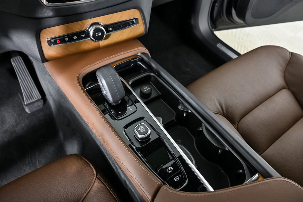 Certified 2024 Volvo XC90 T8 Core image 18