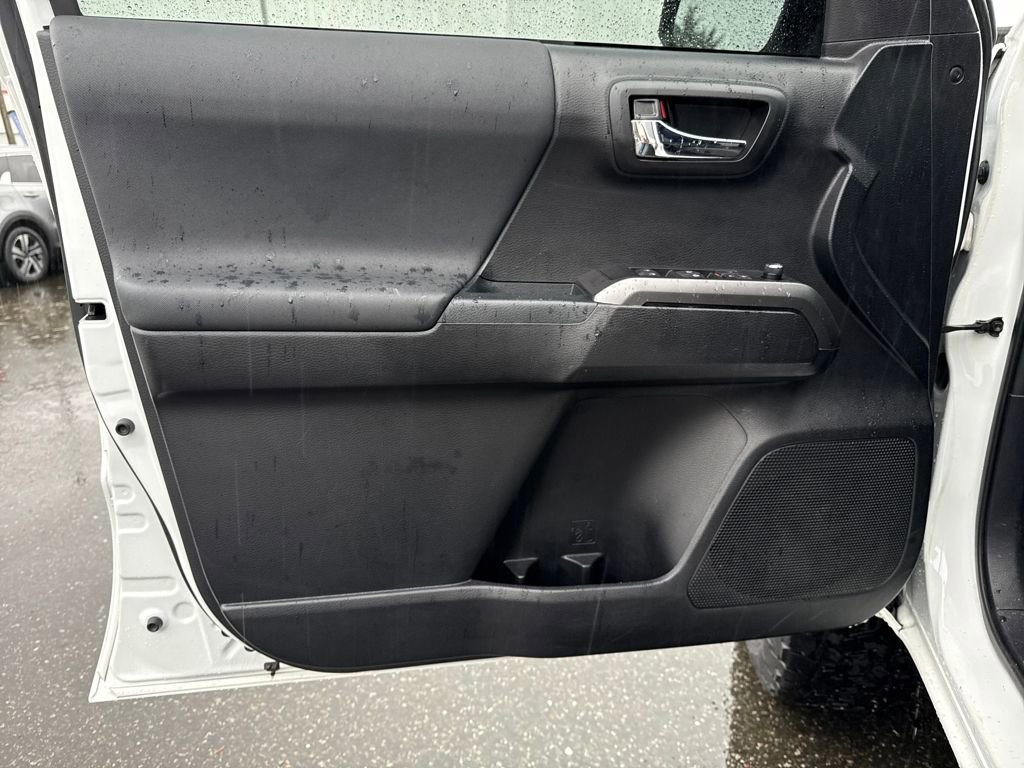 Used 2017 Toyota Tacoma TRD Sport image 17