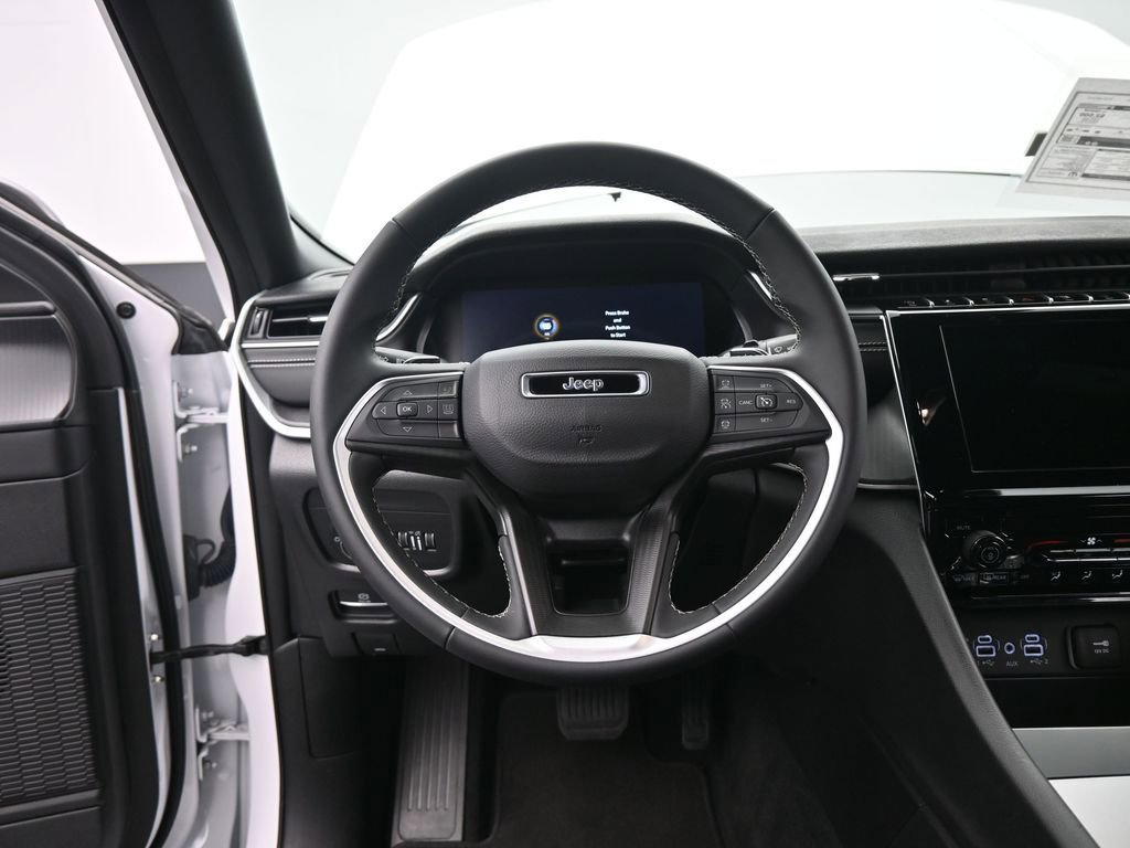 Used 2024 Jeep Grand Cherokee Laredo image 27