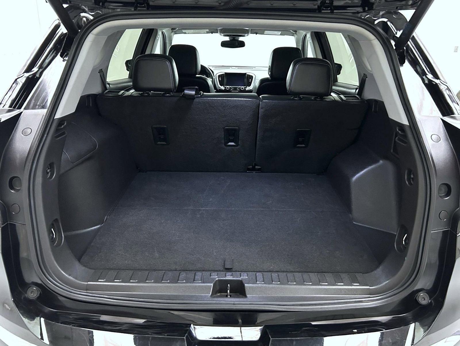 Used 2024 GMC Terrain SLT image 21