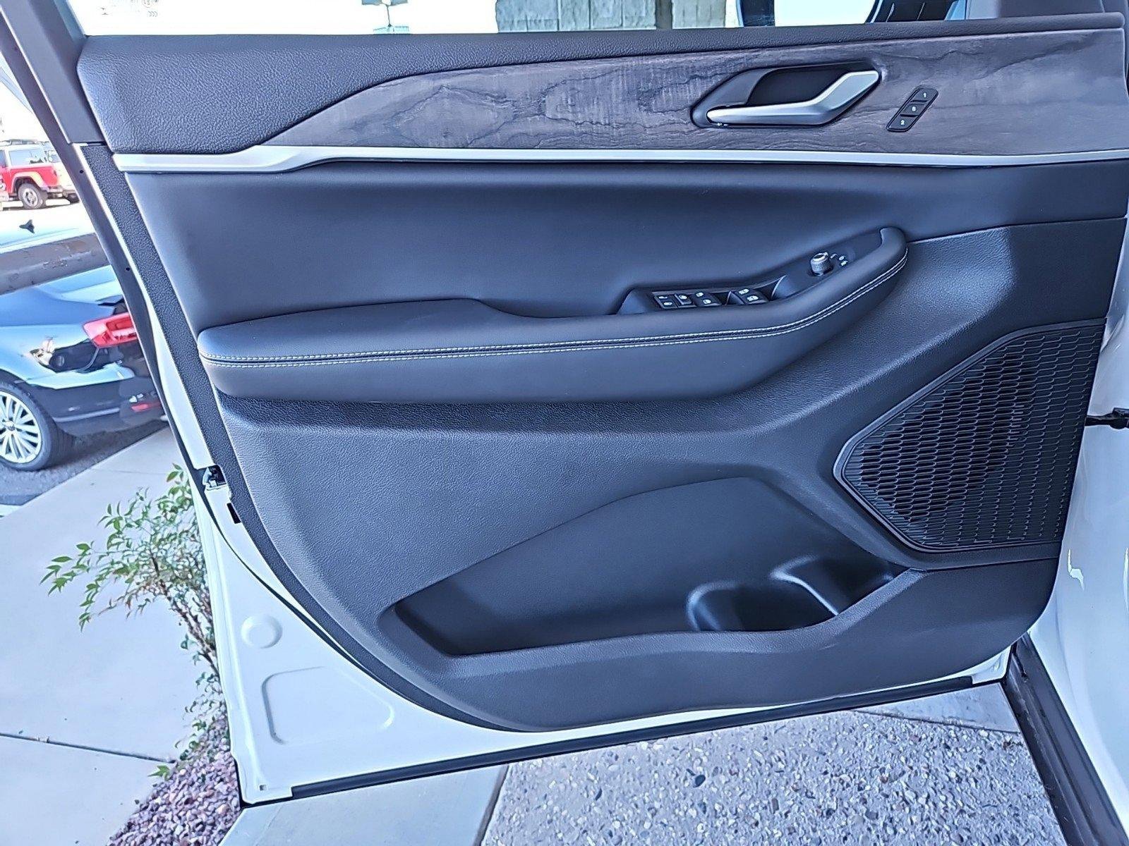 New 2024 Jeep Grand Cherokee L Limited image 18