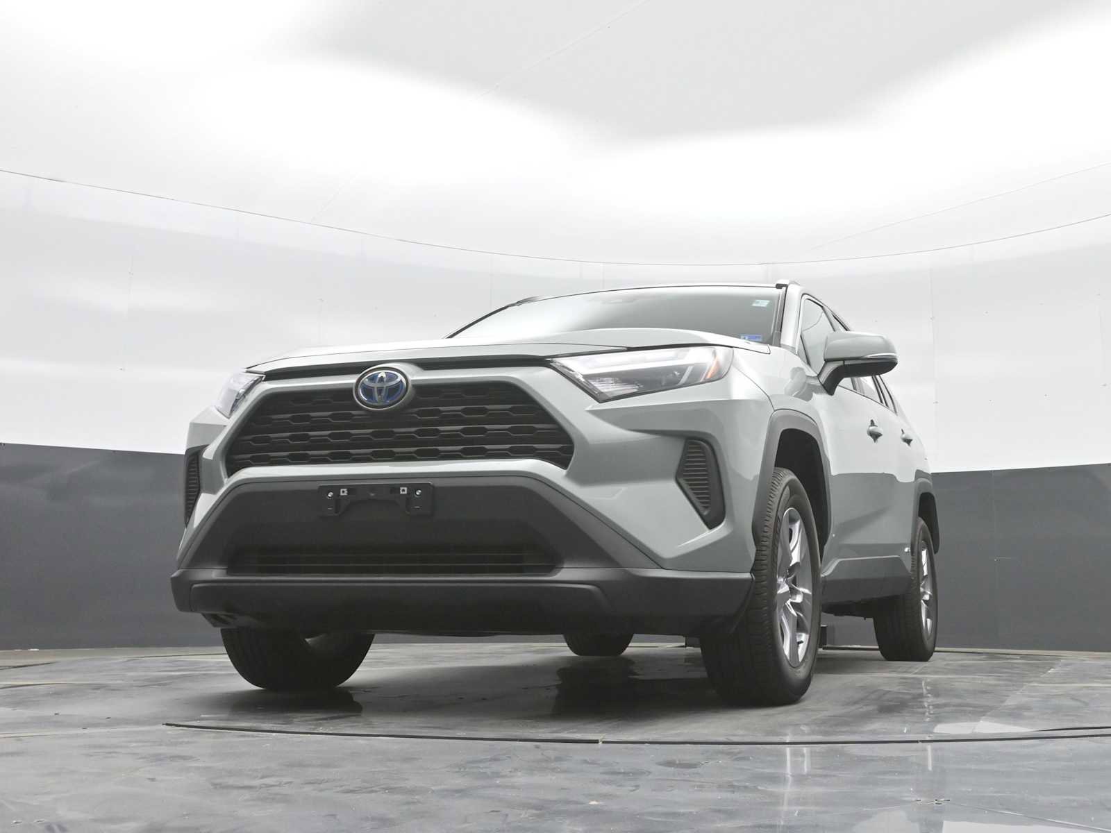 Used 2022 Toyota RAV4 XLE w/ XLE Grade Weather Package AWD/4WD image 23