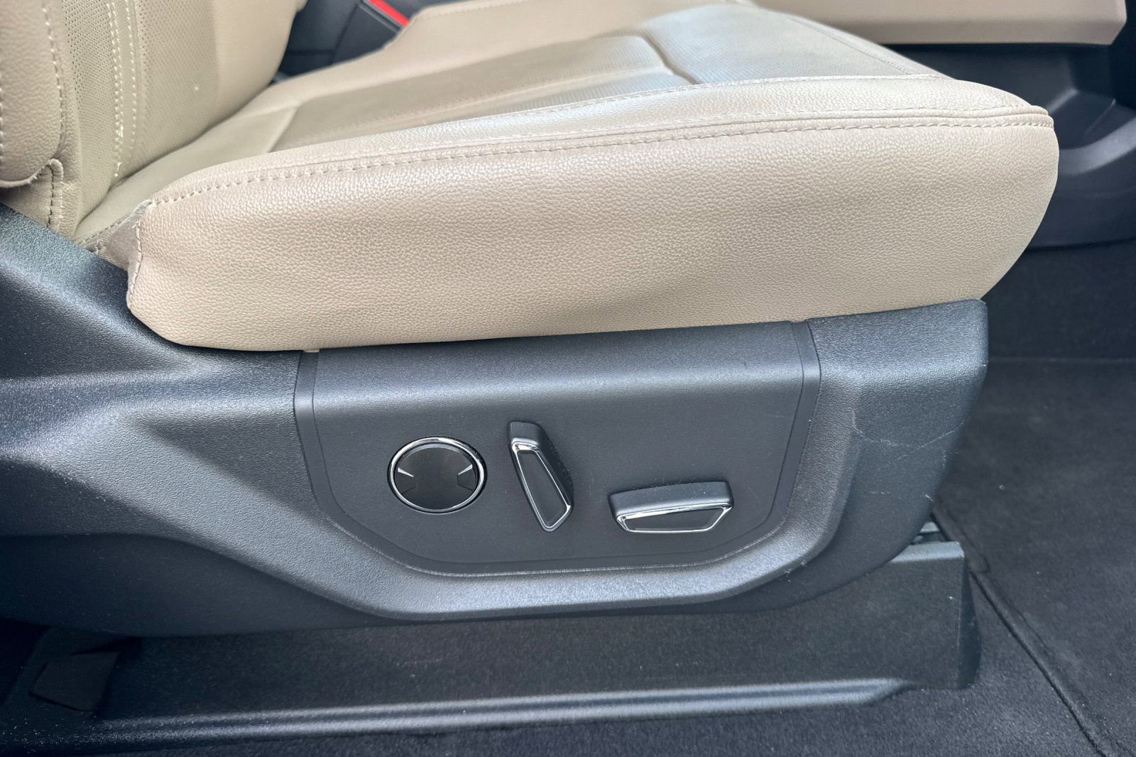 Used 2024 Ford Expedition Limited image 24