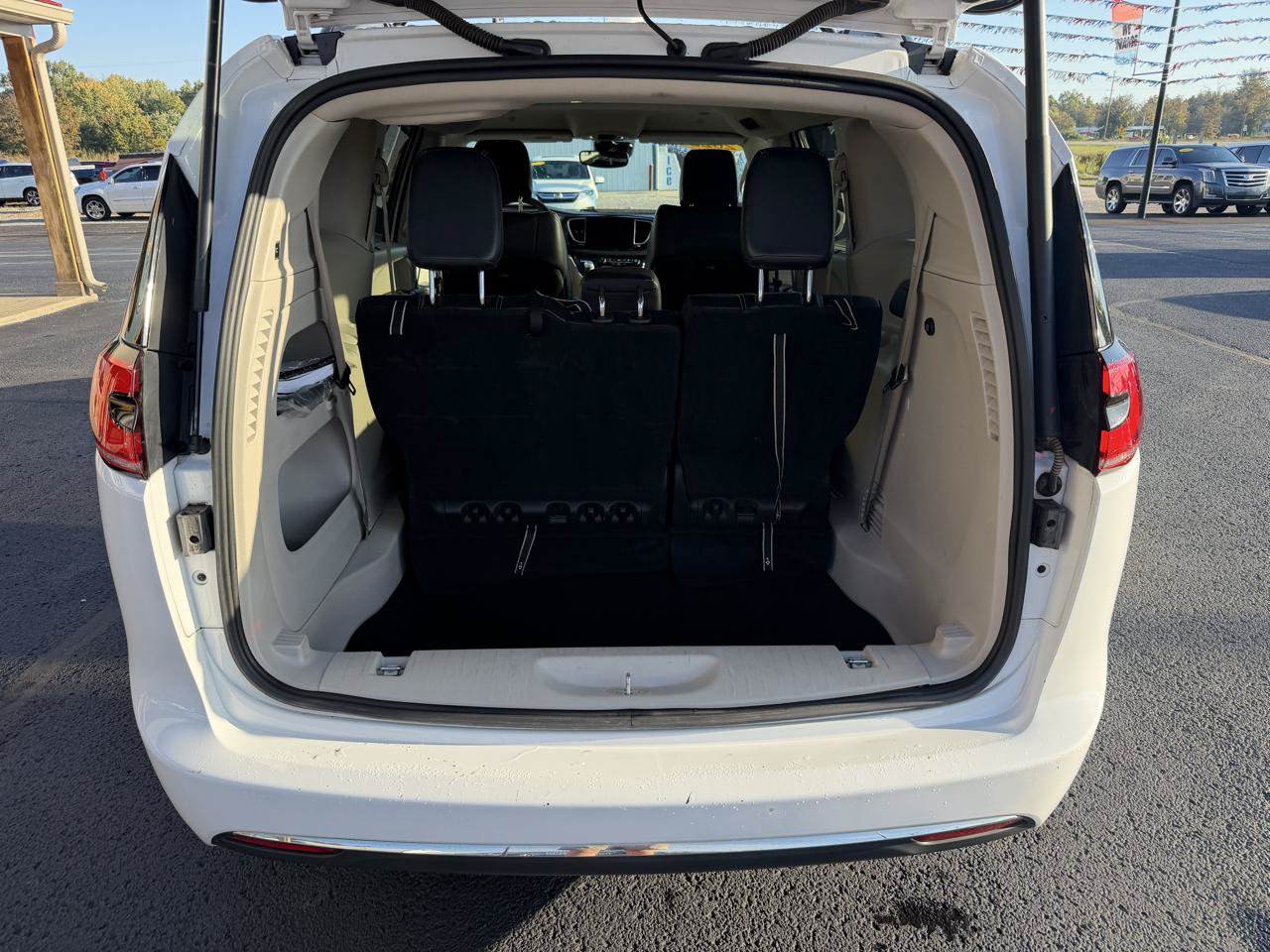 Used 2022 Chrysler Pacifica Touring-L FWD image 6