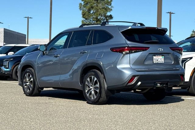 Used 2022 Toyota Highlander XLE AWD/4WD image 8