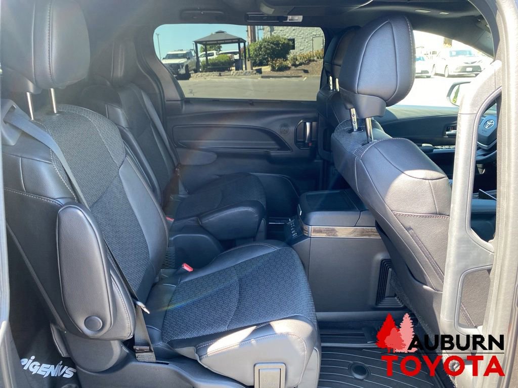 Used 2025 Toyota Sienna Platinum AWD/4WD image 16
