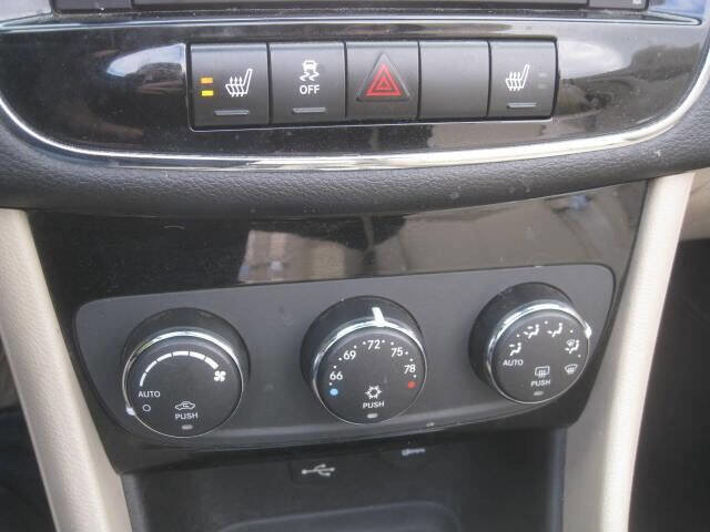 Used 2011 Chrysler 200 Limited image 31