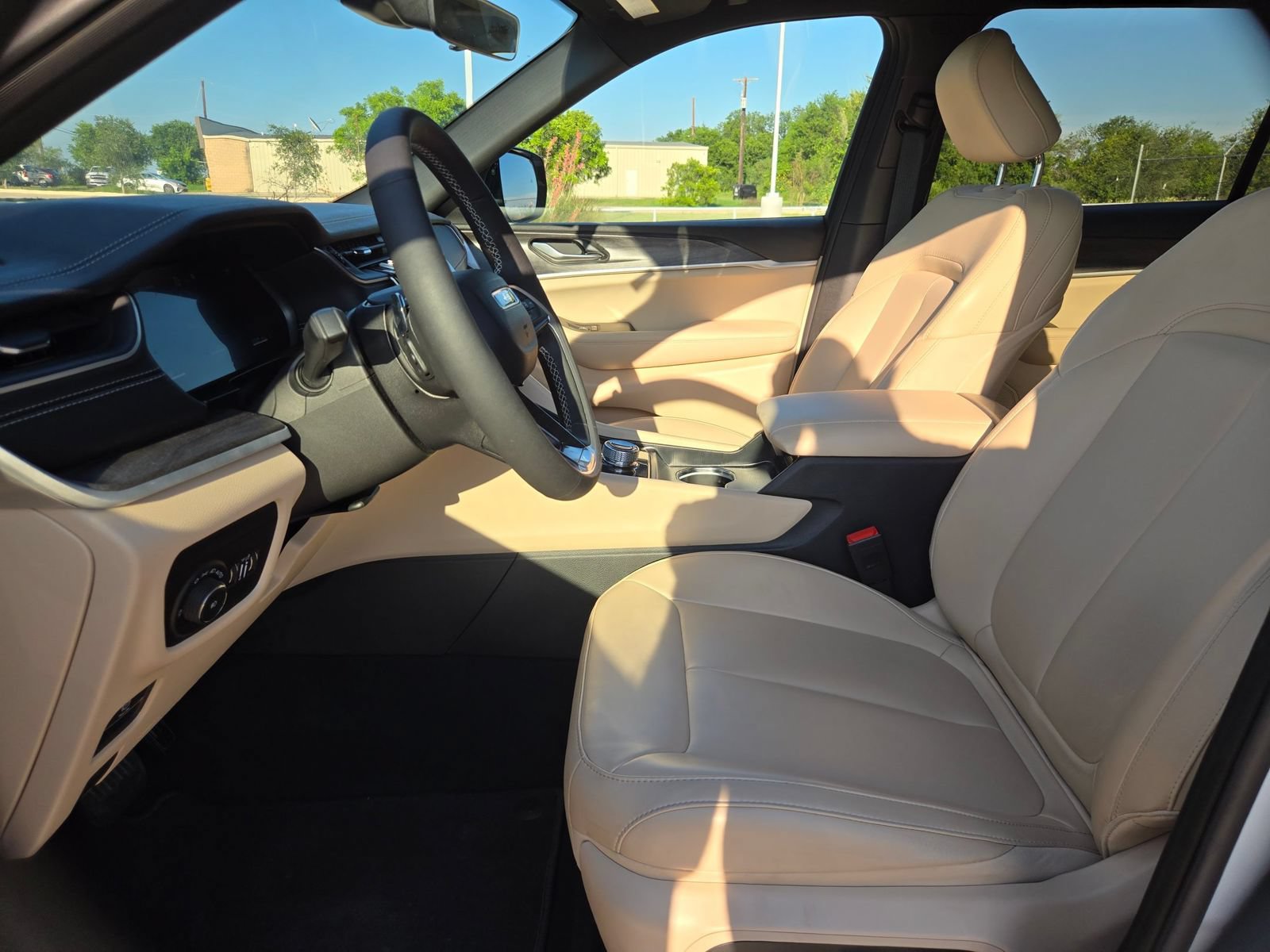 Used 2025 Jeep Grand Cherokee L Limited RWD image 9