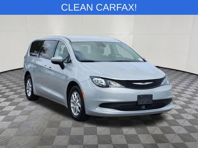 Used 2024 Chrysler Pacifica Touring-L image 2