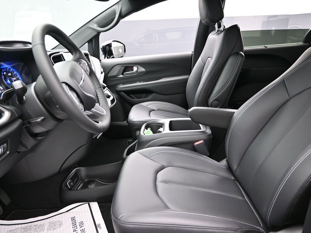 New 2026 Chrysler Pacifica Select image 12