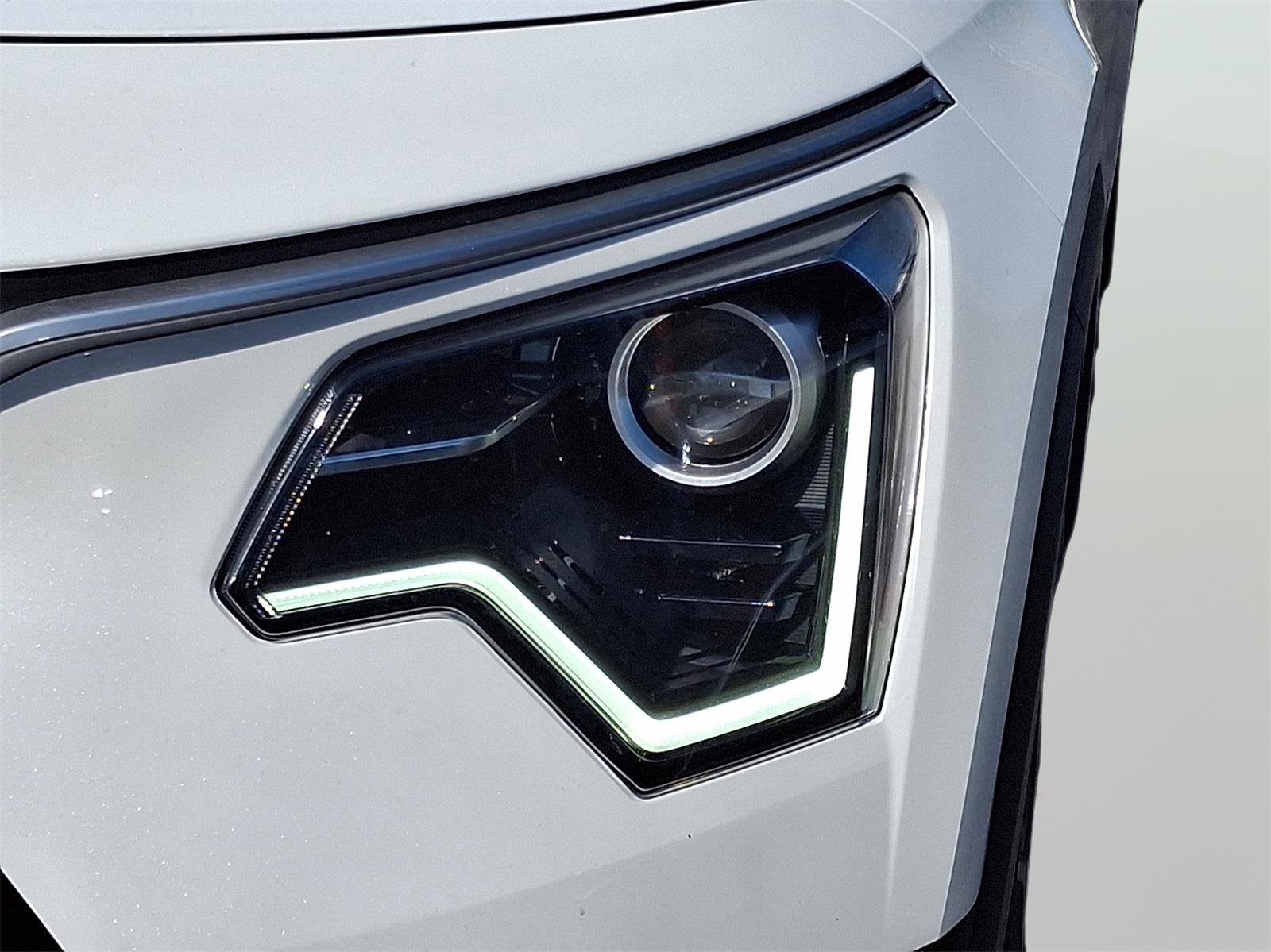 Used 2025 Kia Niro EX image 12