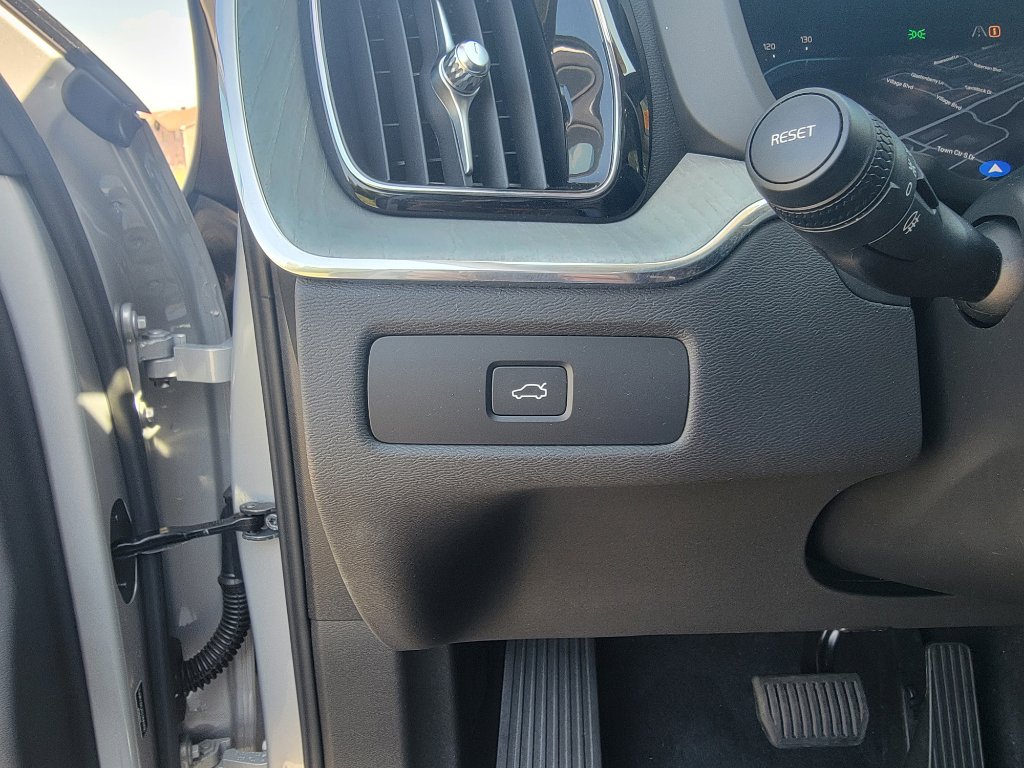 Used 2025 Volvo XC60 B5 Plus image 19