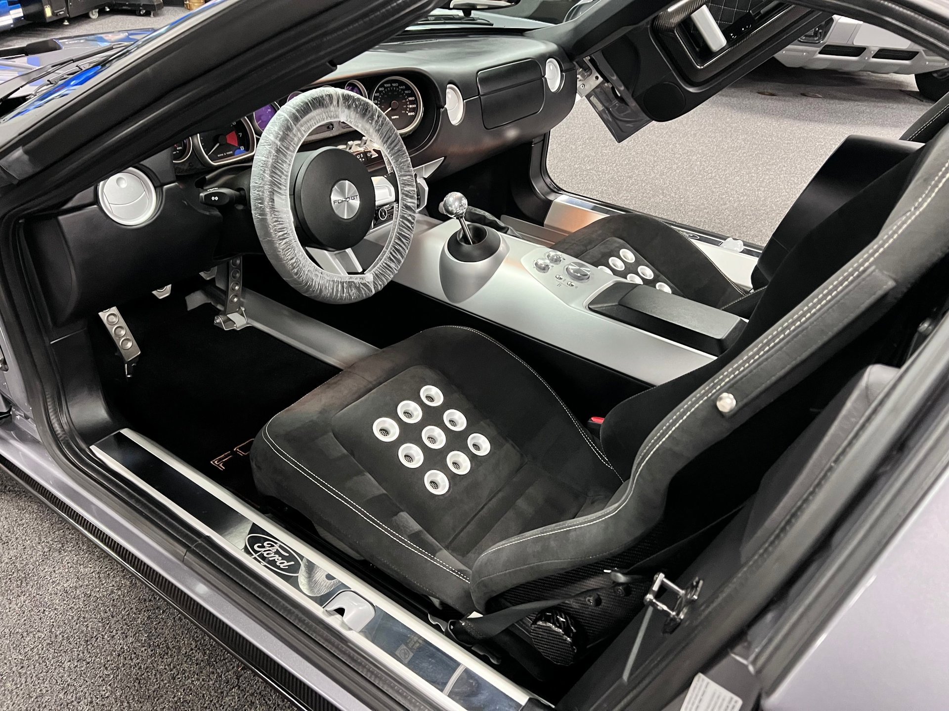 Used 2006 Ford GT RWD image 31